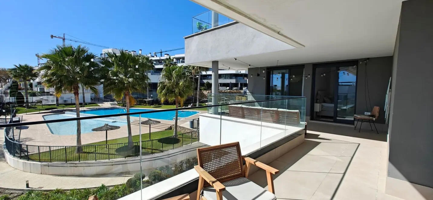 Venta de apartamento en planta media en Estepona 2