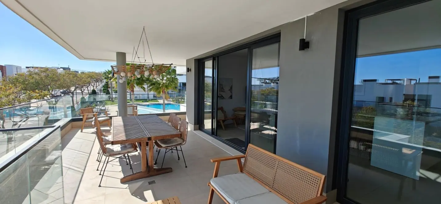 Venta de apartamento en planta media en Estepona 4