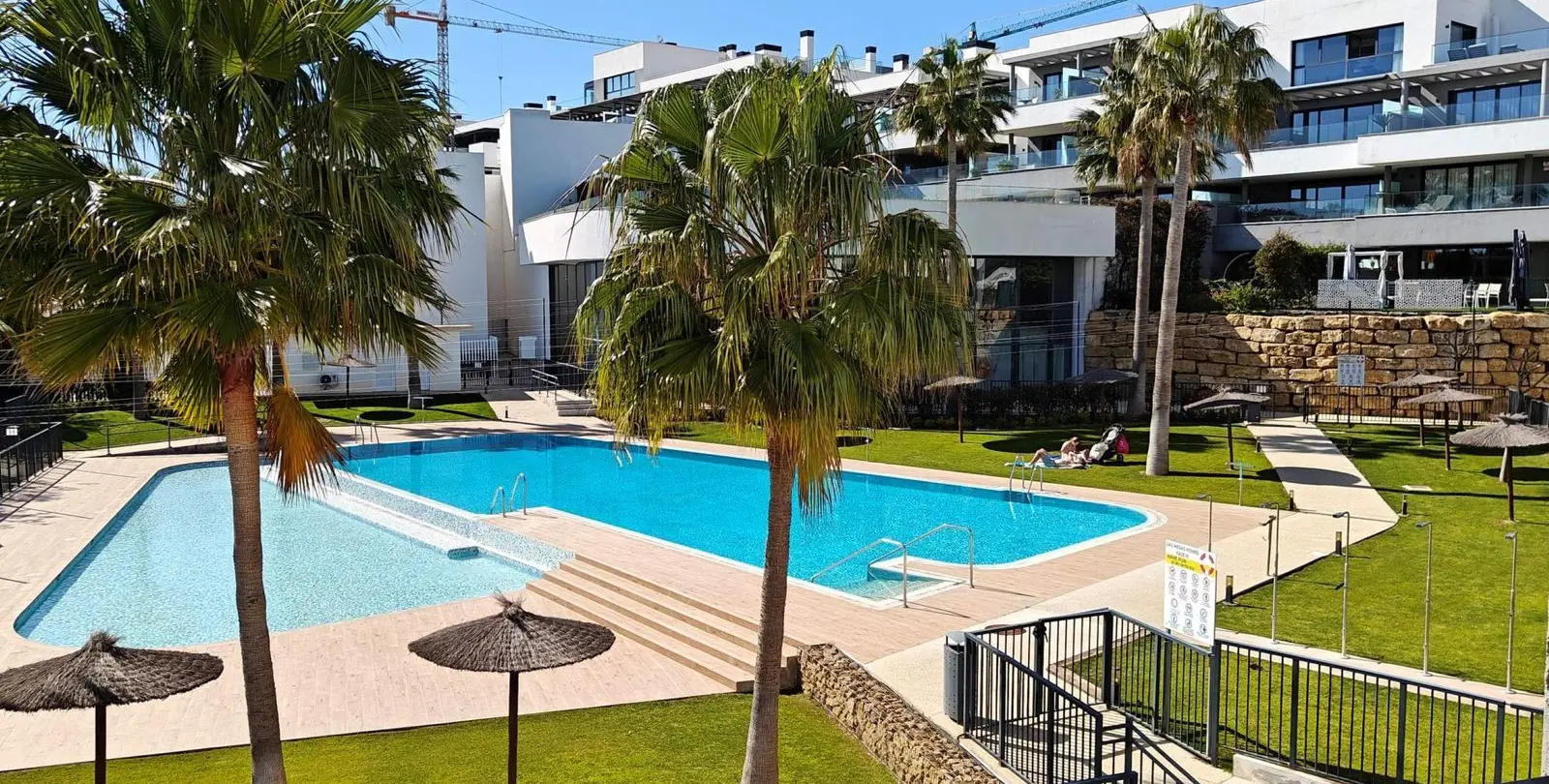 Sale of middle floor apartment in Estepona 26