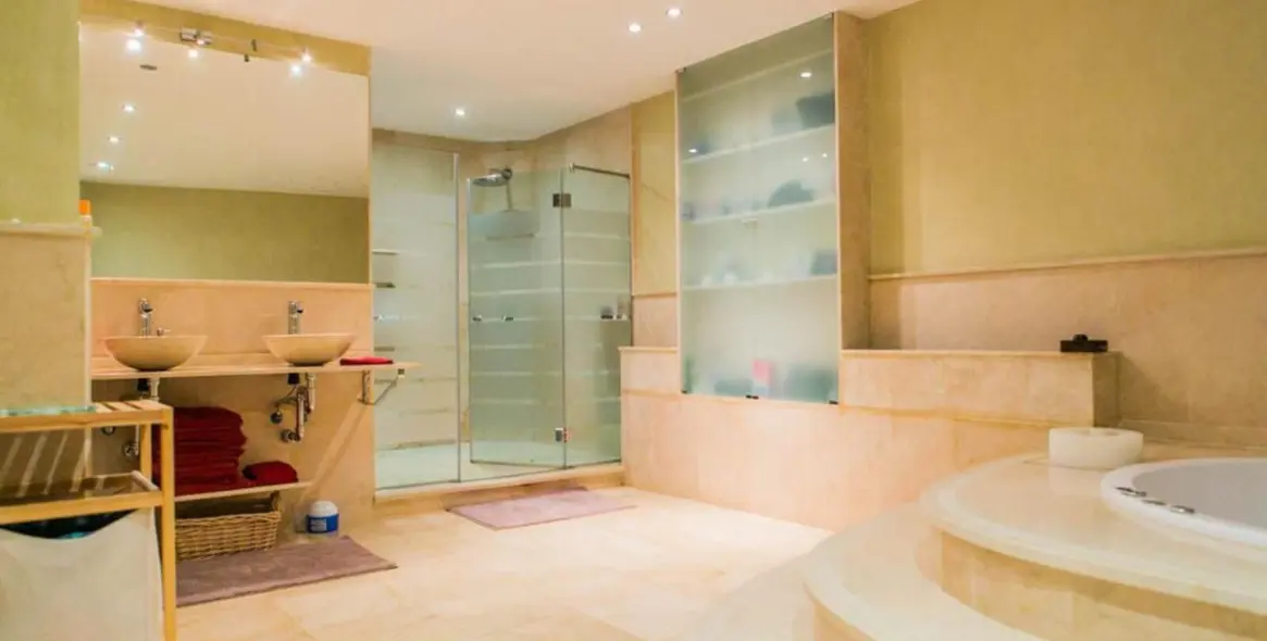 Продажа апартаментов на среднем этаже в Benahavís 24