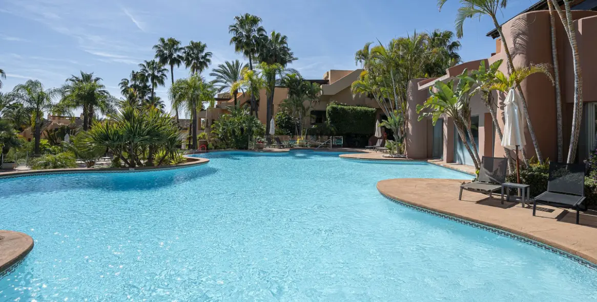 Venta de apartamento en planta media en Marbella 1