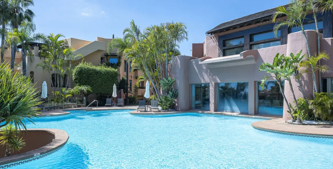 Venta de apartamento en planta media en Marbella 2