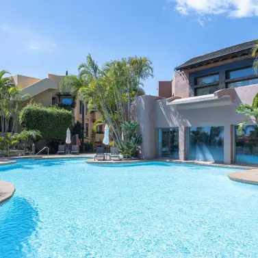 Venta de apartamento en planta media en Marbella