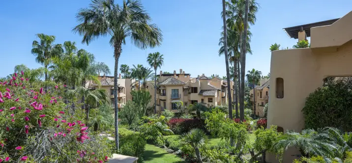 Venta de apartamento en planta media en Marbella 2