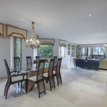 Venta de apartamento en planta media en Marbella