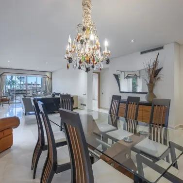 Venta de apartamento en planta media en Marbella