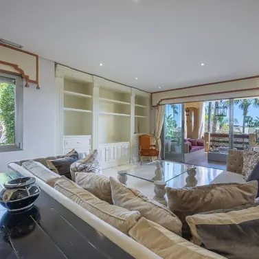 Venta de apartamento en planta media en Marbella