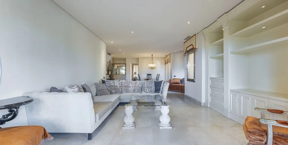 Venta de apartamento en planta media en Marbella 8