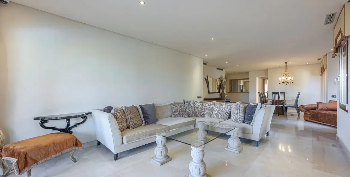 Venta de apartamento en planta media en Marbella 10