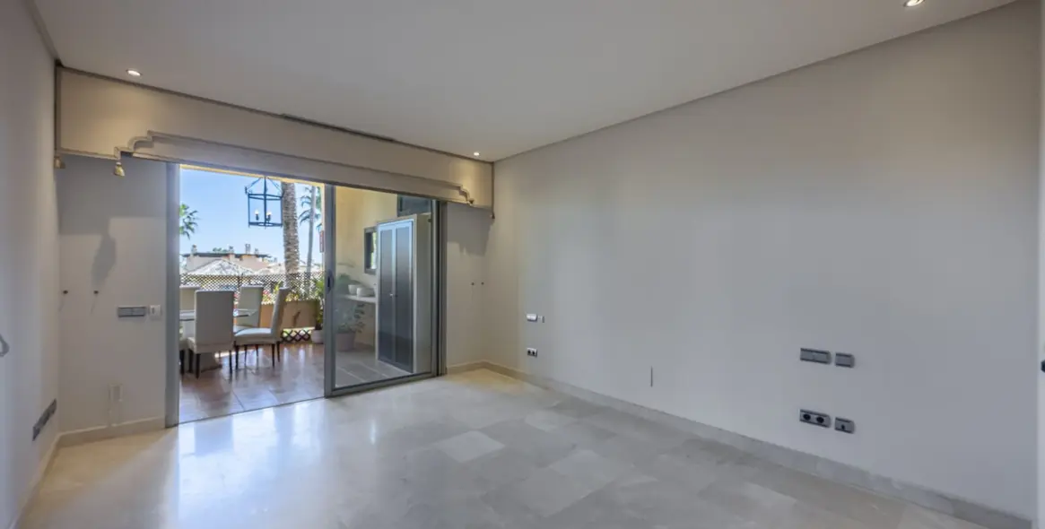 Venta de apartamento en planta media en Marbella 16