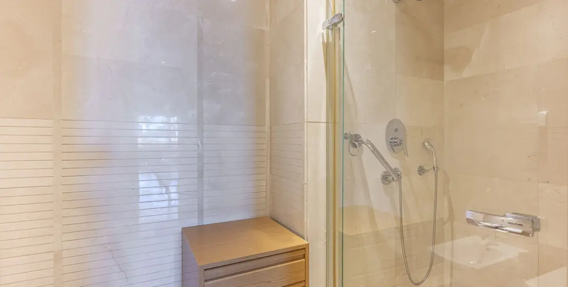 Venta de apartamento en planta media en Marbella 22