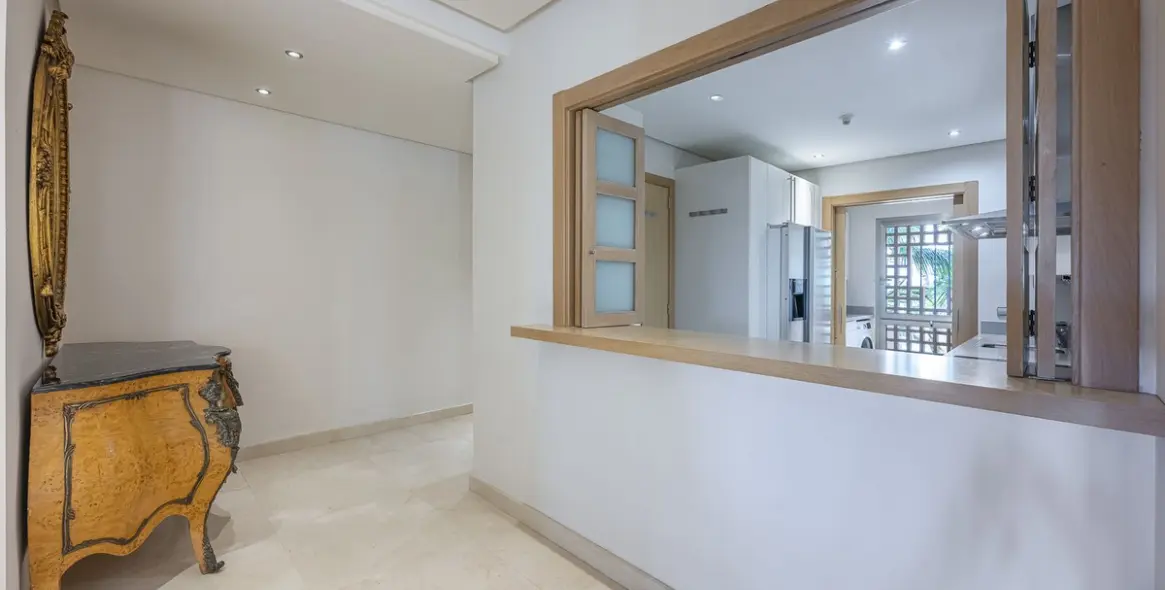 Venta de apartamento en planta media en Marbella 23