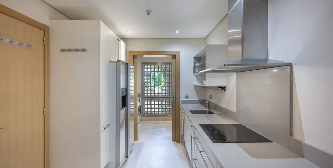 Venta de apartamento en planta media en Marbella 24