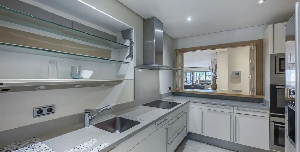 Venta de apartamento en planta media en Marbella 26