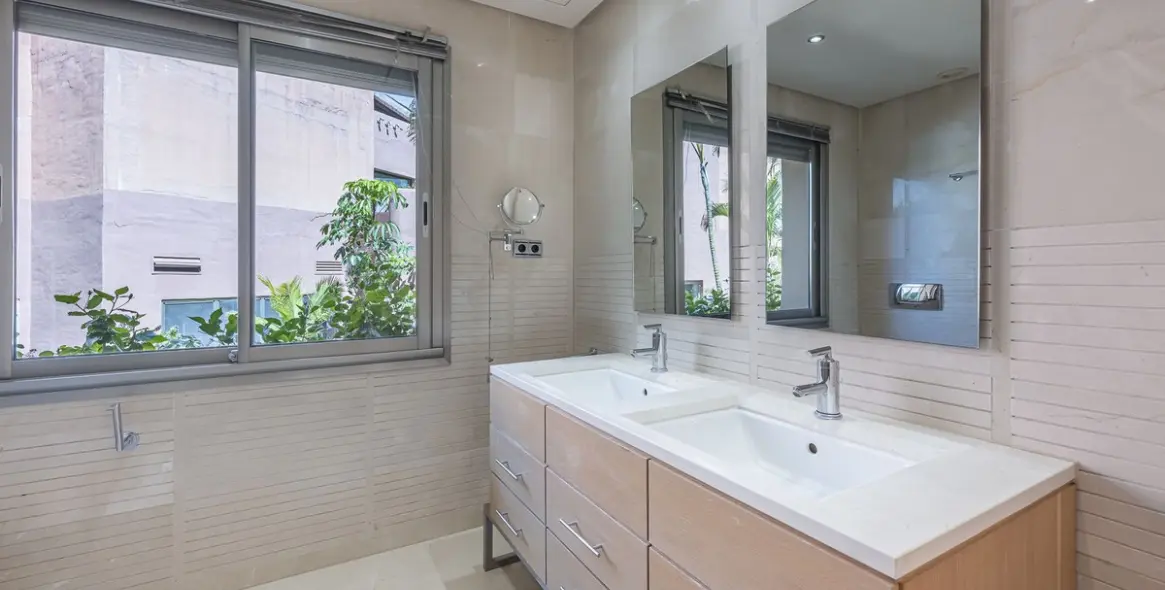 Venta de apartamento en planta media en Marbella 30