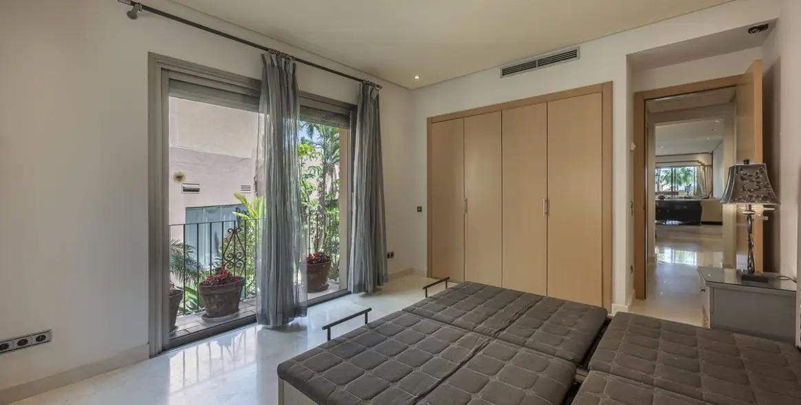 Venta de apartamento en planta media en Marbella 36