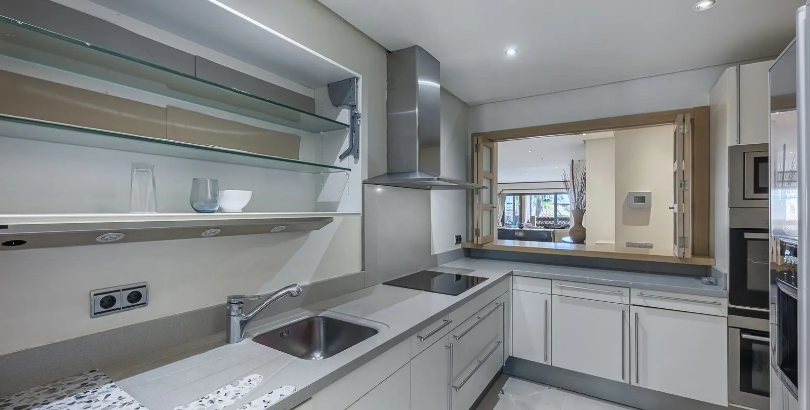 Sale of middle floor apartment in Sierra Blanca 15