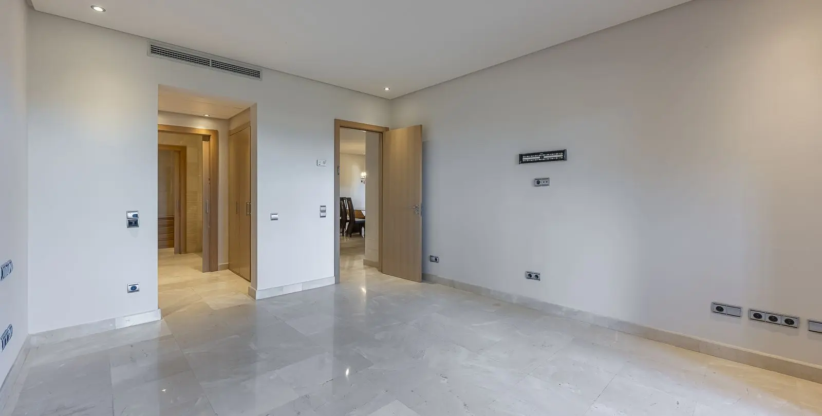 Sale of middle floor apartment in Sierra Blanca 21