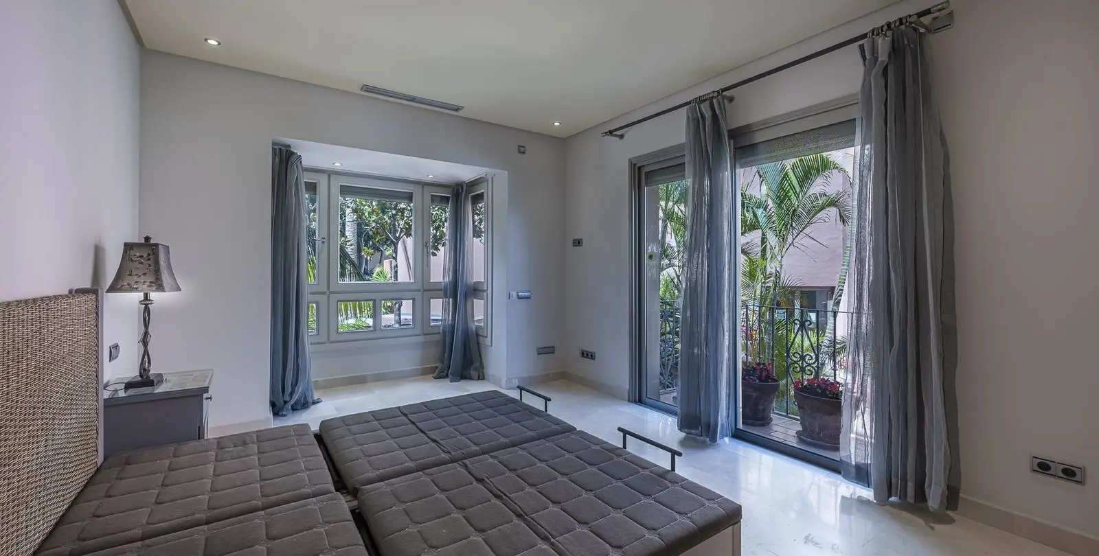 Sale of middle floor apartment in Sierra Blanca 29