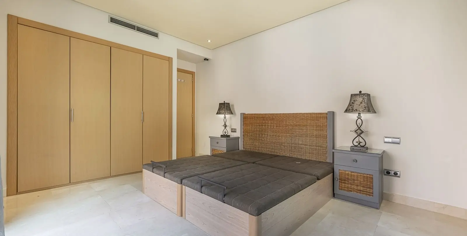 Sale of middle floor apartment in Sierra Blanca 31