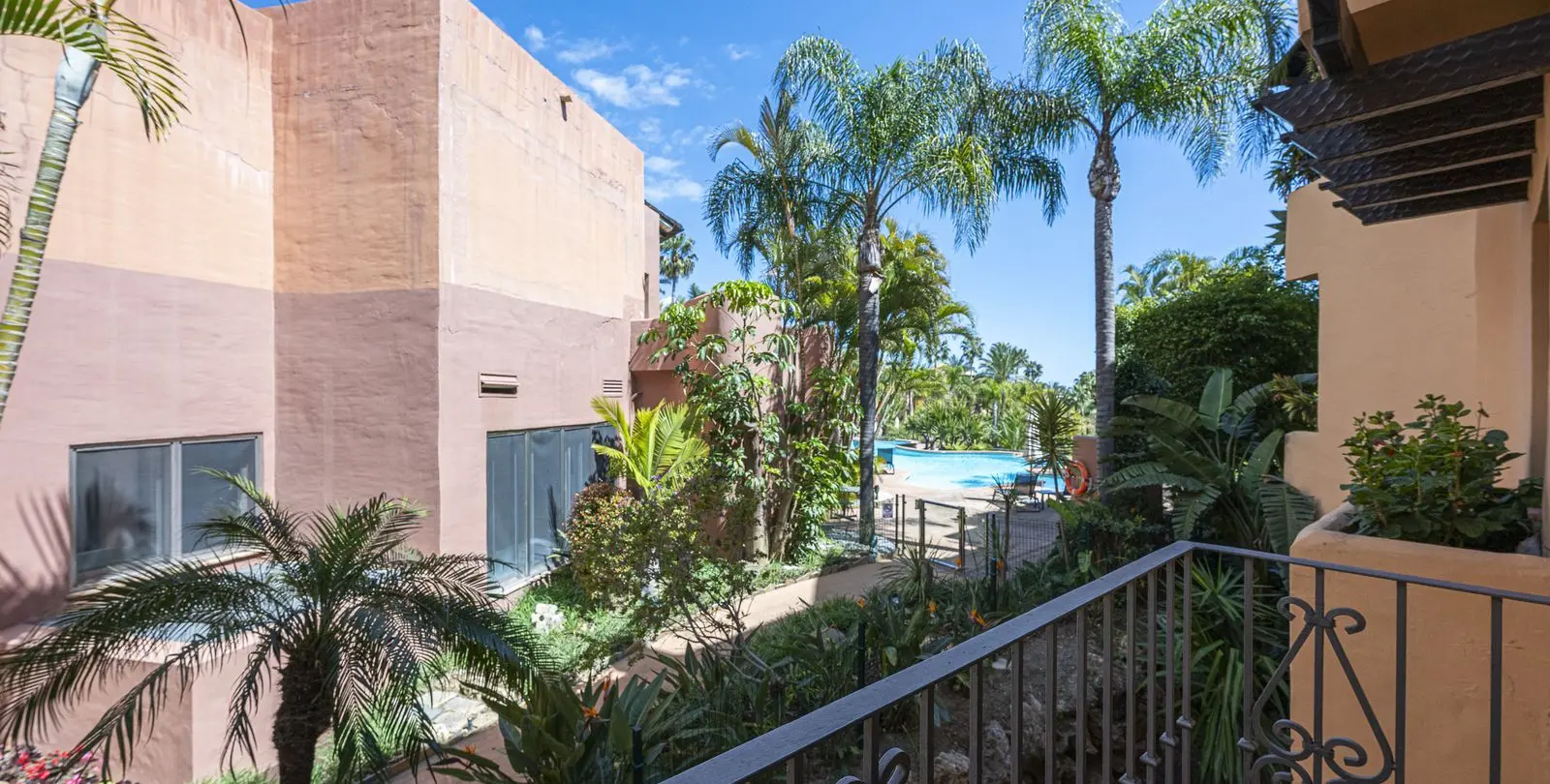 Sale of middle floor apartment in Sierra Blanca 33