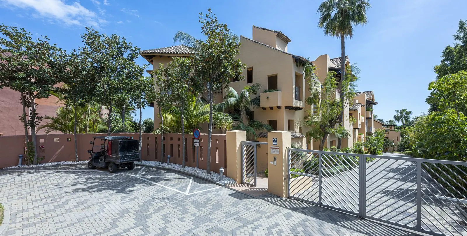 Sale of middle floor apartment in Sierra Blanca 35