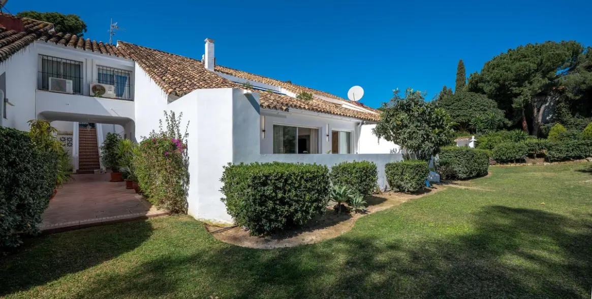 Sale of ground floor apartment in Nueva Andalucía 1