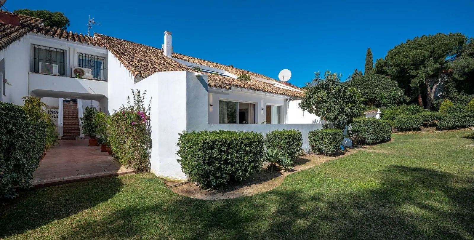 Sale of ground floor apartment in Nueva Andalucía 2