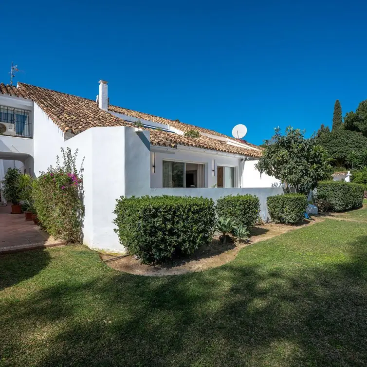 Sale of ground floor apartment in Nueva Andalucía