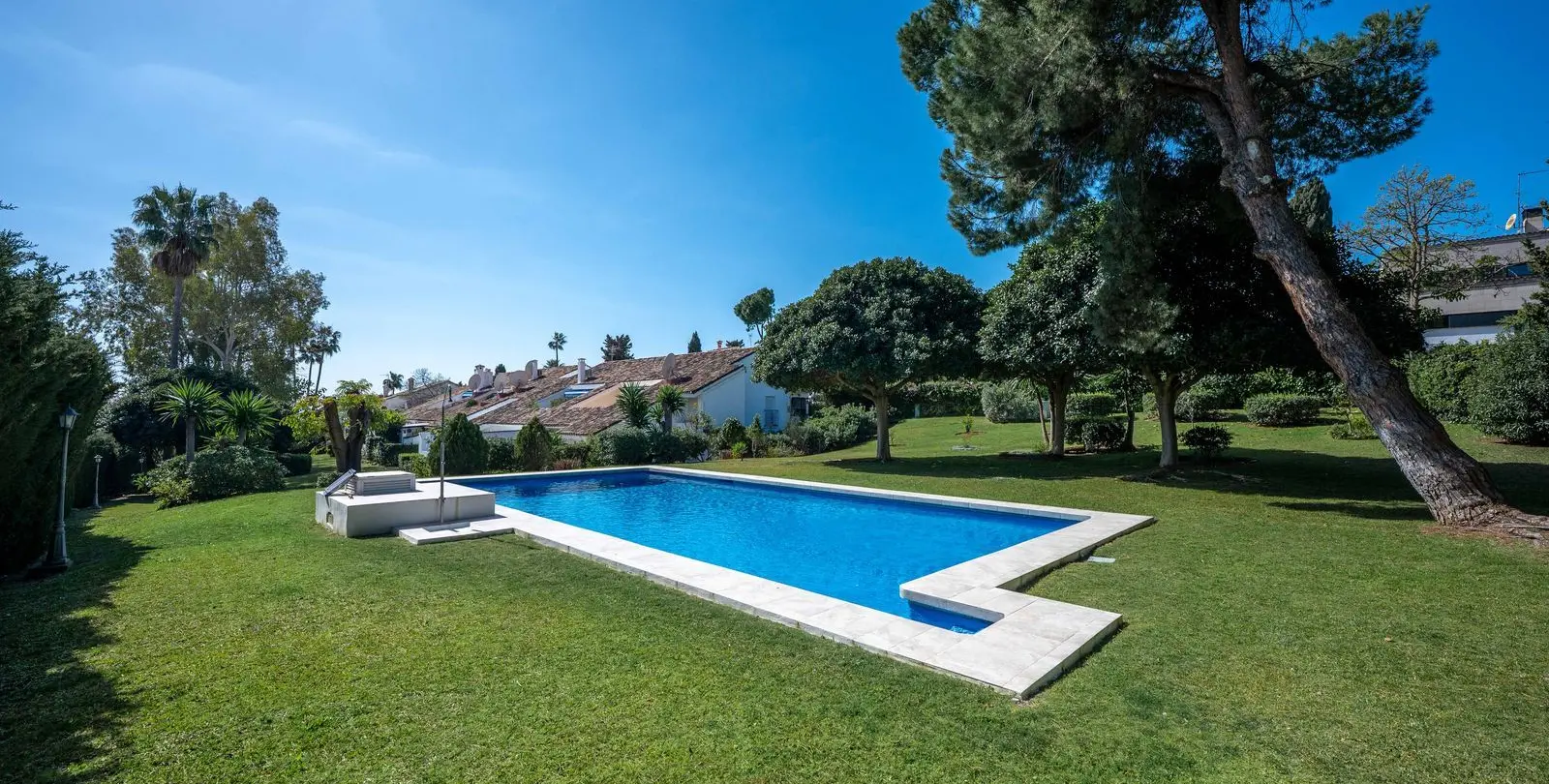 Sale of ground floor apartment in Nueva Andalucía 24