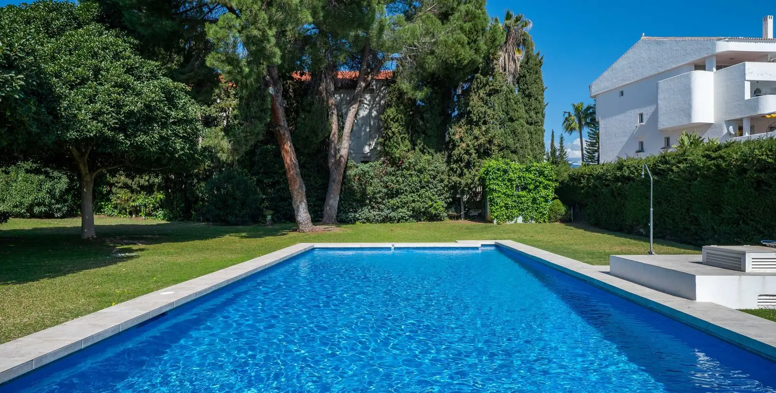 Sale of ground floor apartment in Nueva Andalucía 25