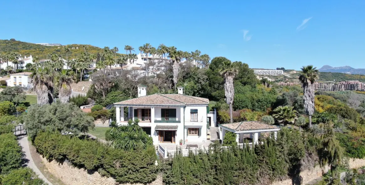 Sale of detached villa in San Luis de Sabinillas 1