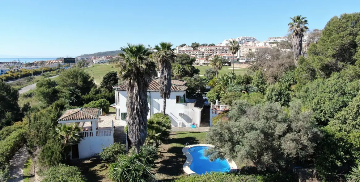 Sale of detached villa in San Luis de Sabinillas 2