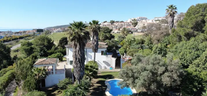 Sale of detached villa in San Luis de Sabinillas 1