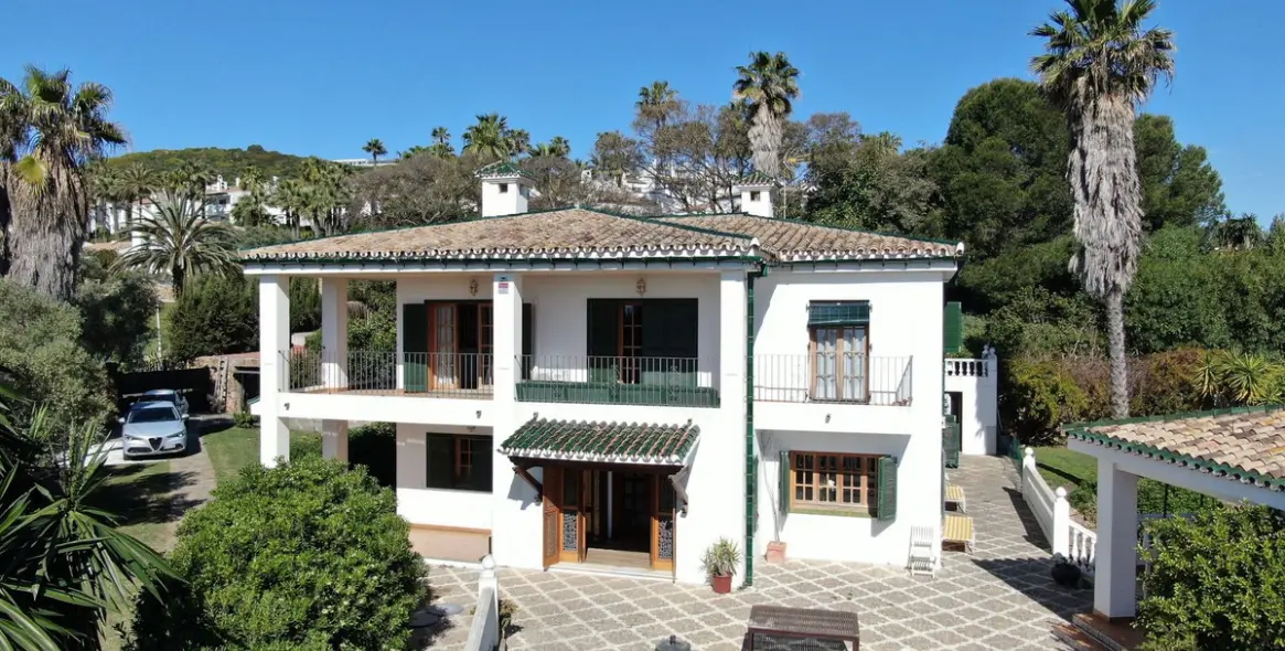 Sale of detached villa in San Luis de Sabinillas 4