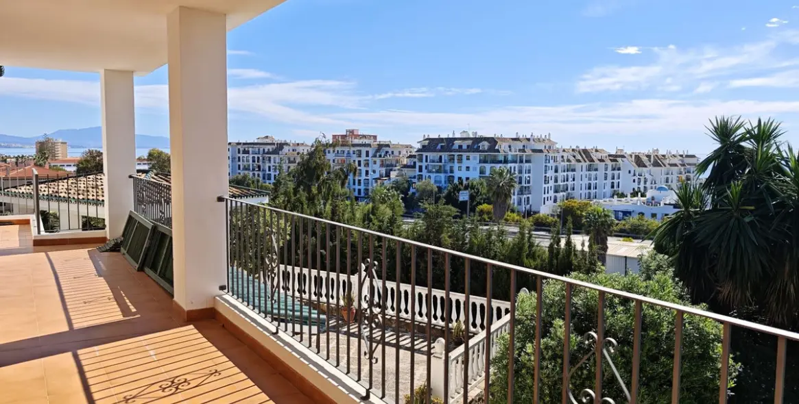 Sale of detached villa in San Luis de Sabinillas 24