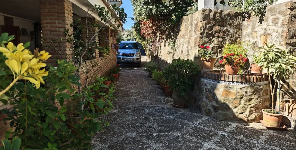 Sale of detached villa in San Luis de Sabinillas 37