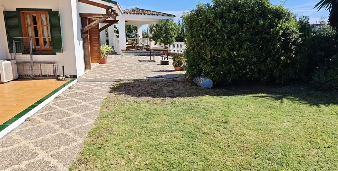 Sale of detached villa in San Luis de Sabinillas 45