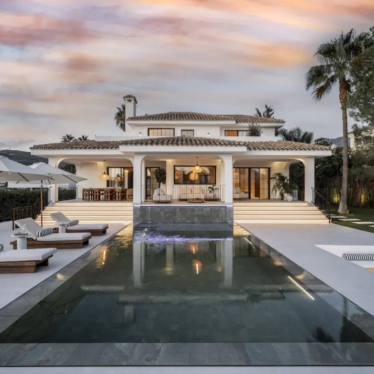 Venta de villa independiente en Nueva Andalucía