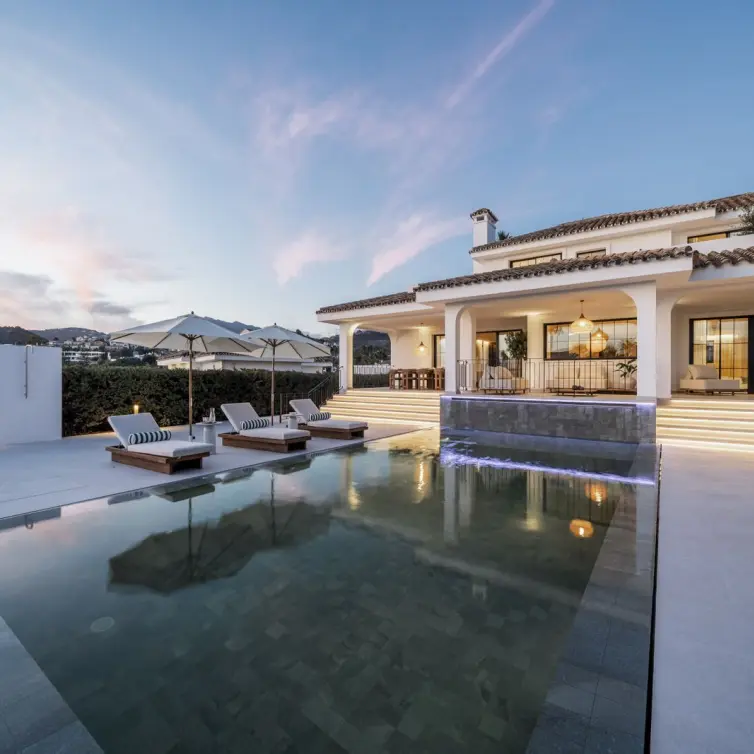 Venta de villa independiente en Nueva Andalucía