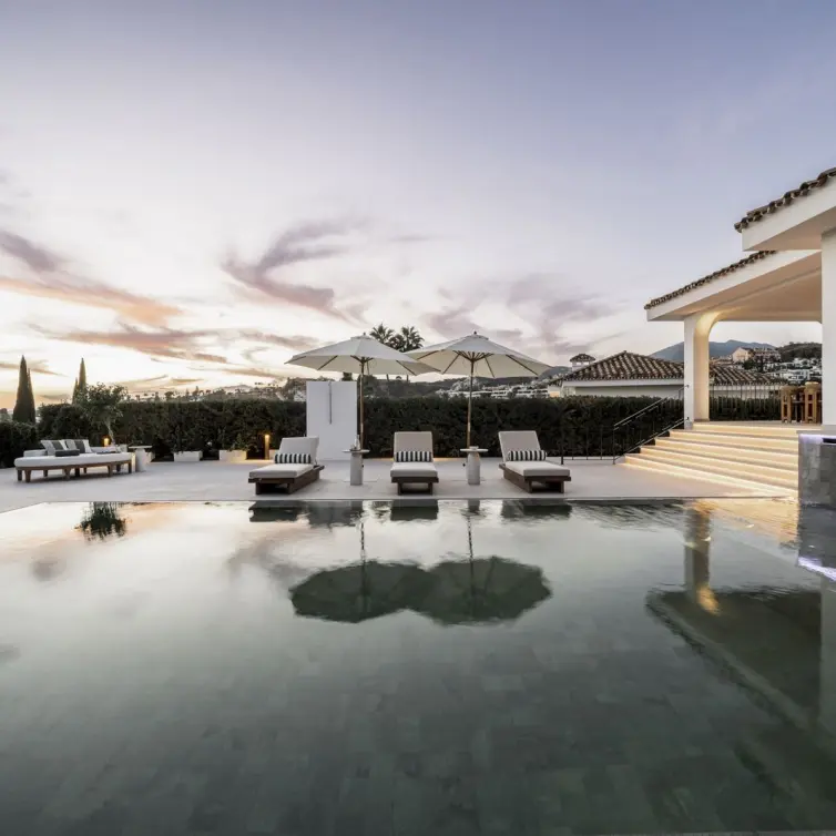 Venta de villa independiente en Nueva Andalucía