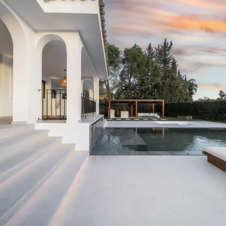 Venta de villa independiente en Nueva Andalucía