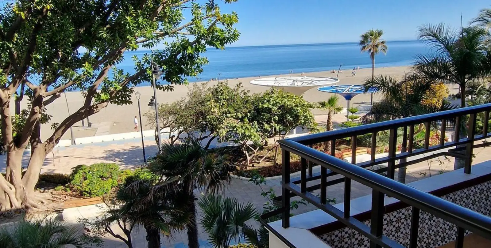 Sale of middle floor apartment in Estepona 1