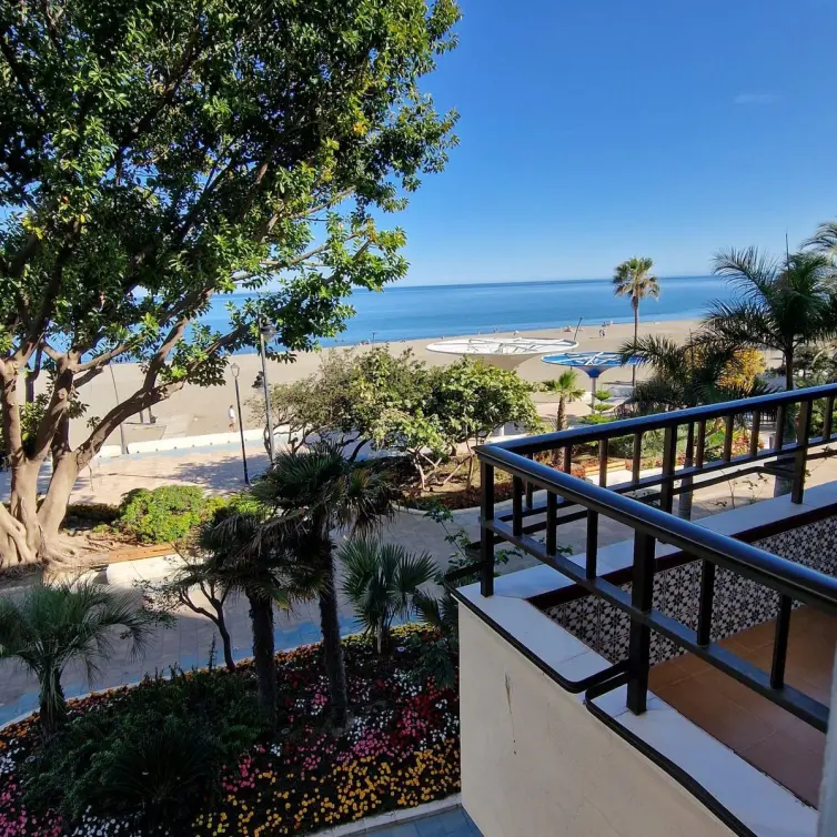 Sale of middle floor apartment in Estepona