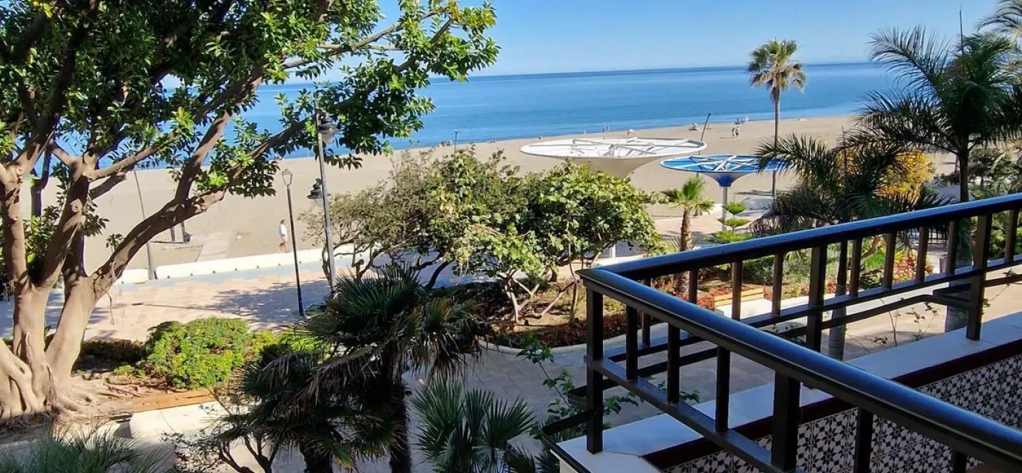Sale of middle floor apartment in Estepona 0
