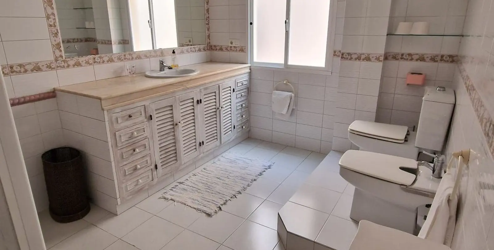 Sale of middle floor apartment in Estepona 15