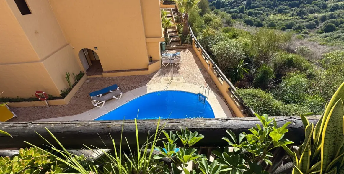 Sale of middle floor apartment in La Duquesa 6