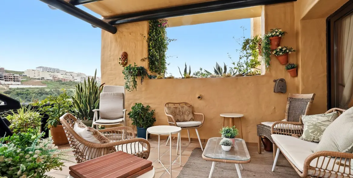 Sale of middle floor apartment in La Duquesa 7