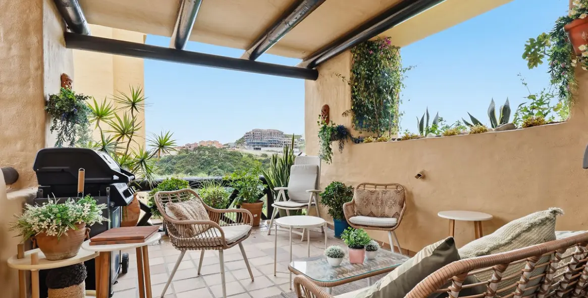 Sale of middle floor apartment in La Duquesa 9