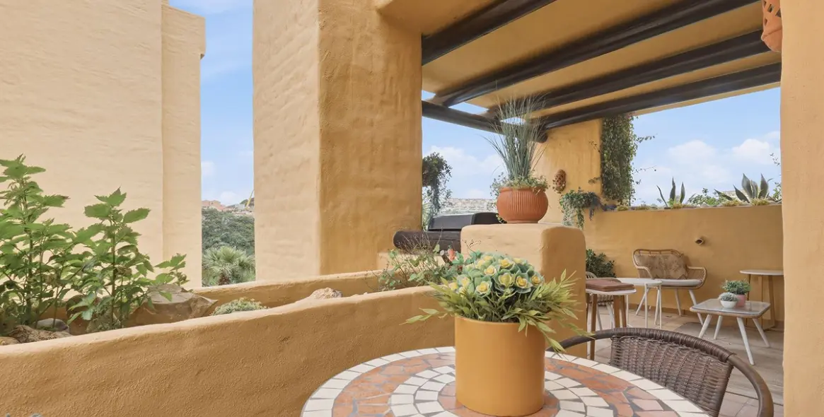 Sale of middle floor apartment in La Duquesa 28